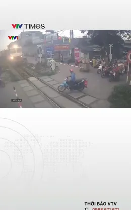 Suýt mất mạng khi lái xe máy vượt rào chắn dù tàu hỏa đang lao tới