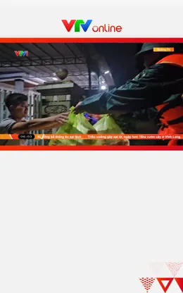 "Có cơm chưa, ăn cơm không?" - Ấm áp những suất cơm giữa dòng nước lũ