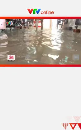 Phòng ngủ ngập sâu, đồ đạc hư hỏng: Một đêm trắng giữa dòng nước ngập