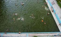 Hà Nội: Người dân góp tiền tỉ cải tạo ao làng thành bể bơi cho trẻ