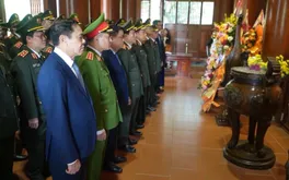 Bộ trưởng Công an dâng hương tưởng niệm Chủ tịch Hồ Chí Minh