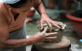 Làng gốm Bàu Trúc: Nghệ thuật tạo hình từ bàn tay và những bước chân xoay