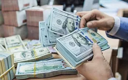 USD tăng tốc trên thị trường quốc tế, ngân hàng duy trì giá bán ở mức trần