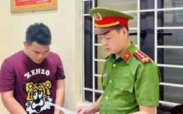 Khởi tố nam thanh niên cầm phóng lợn chống trả lực lượng CSGT để bỏ chạy