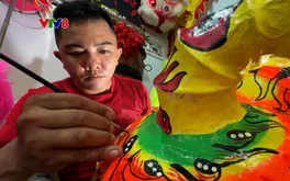 Người tạo hình đầu lân giữ sắc màu Trung thu