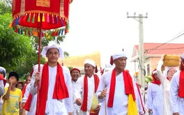 Lễ rước y trang mở đầu mùa Katê của đồng bào Chăm ở Khánh Hòa