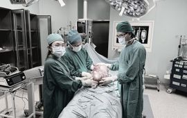 Bé gái mang trong người khối u buồng trứng nặng gần 12kg