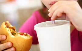 Hiểm họa từ thực phẩm "siêu chế biến" đối với trẻ em