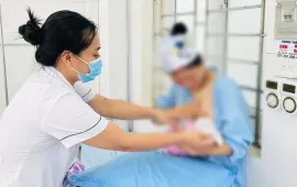 Sản phụ đẻ rơi trên đường tới viện, thai nhi ngôi ngược kẹt đầu trong cơ thể mẹ
