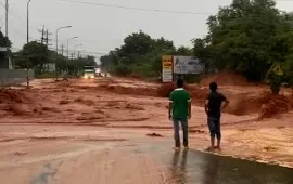 Cô gái trẻ bị lũ cát đỏ cuốn trôi trên đường phố Phan Thiết