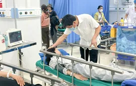 Huy động y bác sĩ cấp cứu nhiều học sinh bị thương do lật xe tại Gia Lai