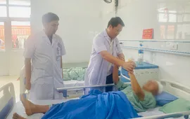 Người đàn ông bị chấn thương sọ não nặng do tấm gỗ đổ vào đầu