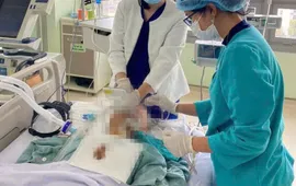 Cụ ông nguy kịch vì hóc dị vật khi ăn cỗ
