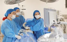 Đặt dẫn lưu màng phổi cứu thai nhi nguy kịch ngay trong bụng mẹ