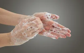 "Găng tay không thay được vệ sinh tay"