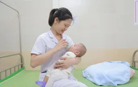 Tìm người thân cho bé trai 6-7 tháng tuổi bị bỏ rơi trước cổng chùa tại Hà Nội