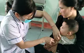 Hà Tĩnh: Gần 10.000 trẻ được tiêm vaccine phòng bệnh sởi