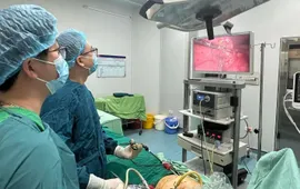 Người đàn ông bị viên sỏi nhỏ bắn xuyên bụng gây thủng ruột khi đang cắt cỏ