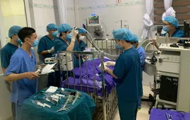 Bé 17 tháng tuổi nguy kịch do hóc kẹo lạc