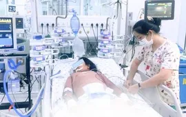Bé gái dư cân bị sốc sốt xuất huyết nặng, rối loạn đông máu, suy hô hấp