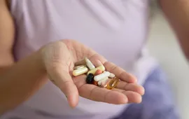 Nên ngưng uống thuốc phẩm chức năng trước nâng ngực bao lâu