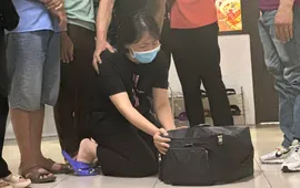 Cảm động hình ảnh người vợ là nhân viên y tế quỳ bên tạng của chồng hiến tặng sau khi chết não