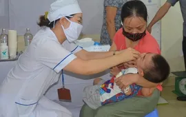 Hà Nội phấn đấu đạt trên 99,8% trẻ uống Vitamin A đợt 1