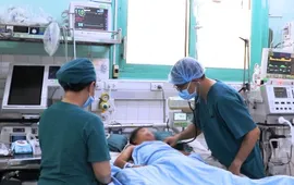 Bé gái 8 tuổi thoát chết hy hữu sau tai nạn cuốn vào cửa cuốn