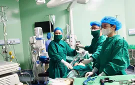 Mang thai 26 tuần, sản phụ phát hiện u chứa răng tóc trong bụng
