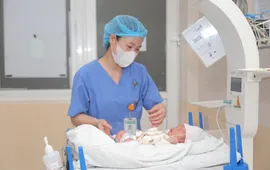 Tìm người thân cho bé sơ sinh bị bỏ rơi ven đường