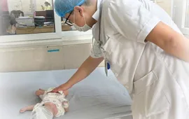 Mổ cấp cứu thành công cho bệnh nhi 40 ngày tuổi bị xuất huyết não