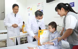 Lan tỏa yêu thương: Lãnh đạo Bộ Y tế thăm bệnh nhi ung thư nhân 1/6
