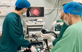 Gắp thành công kẹp tóc dài 5cm trong dạ dày bé gái 21 tháng tuổi