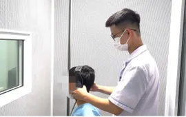 Suýt mất thính lực vì tắm đêm sau ca làm khuya
