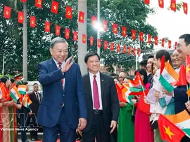 Party General Secretary, State President To Lam meets with Vietnamese community in India