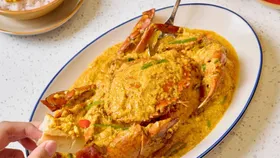 Hanoi foodaholics enjoy famous Ca Mau crab in flavorful Thai curry sauce