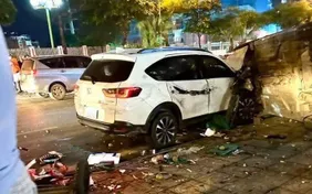 Hà Nội: Ô tô tông liên hoàn 2 xe con và 1 xe máy, 1 người tử vong