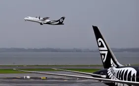 Nhiên liệu bay "đốt" lợi nhuận: Các hãng hàng không đồng loạt kích hoạt chế độ tăng giá