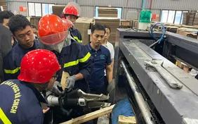 Cứu kịp thời công nhân bị cuốn tay vào máy in công nghiệp ở Bắc Ninh