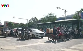 Hà Nội nắng nóng 40 độ C, người đi đường trùm kín như “ninja”