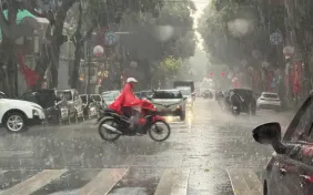 Cảnh báo mưa dông kèm lốc sét ở Hà Nội, lũ quét, sạt lở đất tại 11 tỉnh Bắc Bộ và Trung Bộ