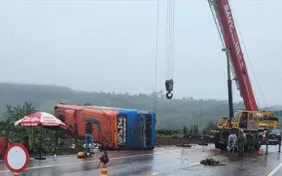 Lật xe khách, một người chết, nhiều người bị thương