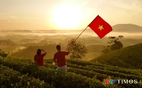 Rực rỡ cờ đỏ sao vàng tại đồi chè bát úp mừng Quốc khánh