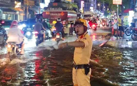 CSGT TP Hồ Chí Minh khuyến cáo giảm tốc độ, không cố vượt vùng ngập sâu khi mưa lớn