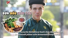 Hugo tries Hue specialty - "com hen" - Easy Vietnamese