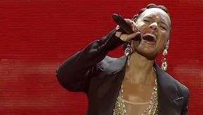 17-time Grammy winner Alicia Keys performs in Hanoi