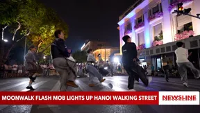 Moonwalk flash mob lights up Hà Nội Walking Street