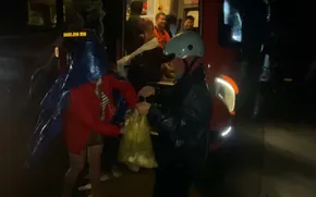 Kẹt xe kéo dài vì Quốc lộ 1 qua Đắk Lắk bị ngập