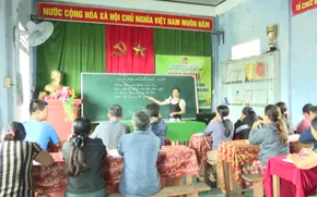 Lớp học xóa mù chữ cho người dân làng chài