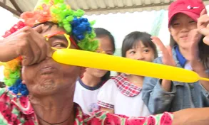 Người đàn ông thổi bóng bằng mũi